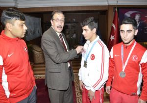 Otçu ve Öget'e başarı ödülü